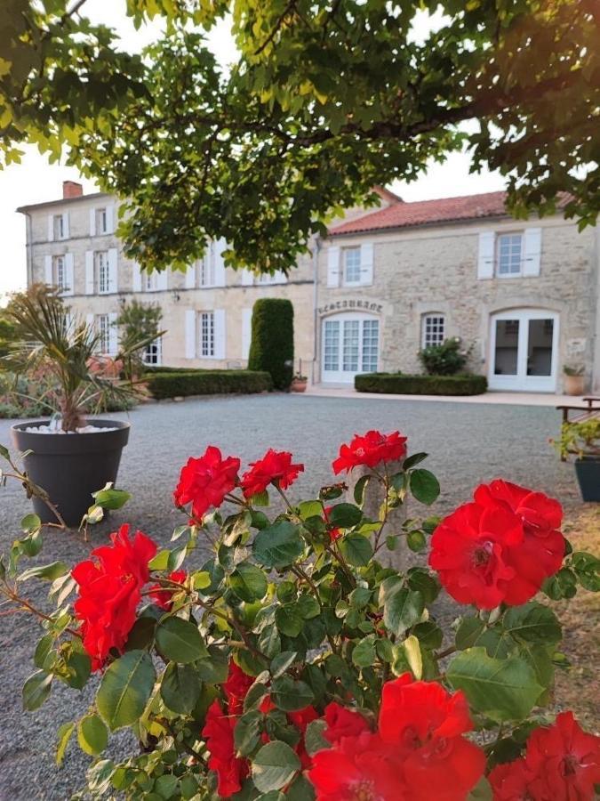ホテル Logis Domaine Du Prieure Tonnay-Boutonne エクステリア 写真